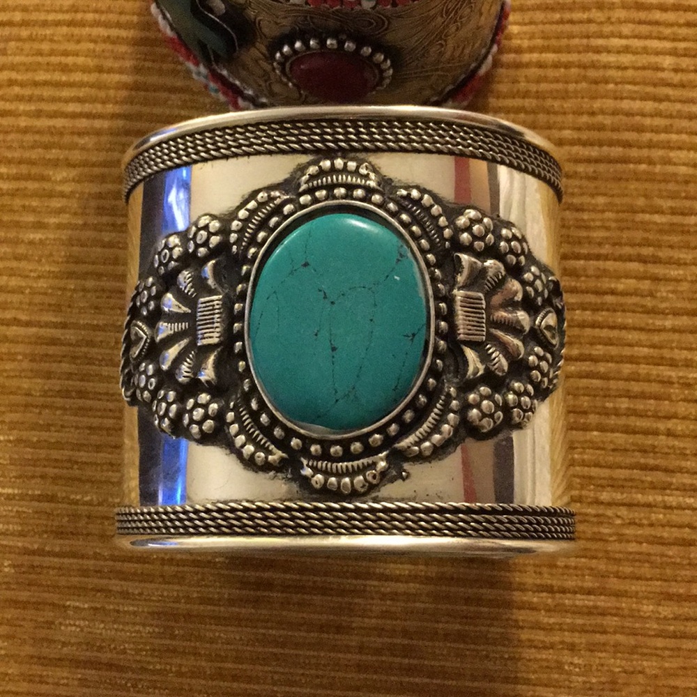The natural! A silver tone bracelet!